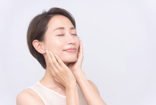 スキンケアしている人のイメージ写真