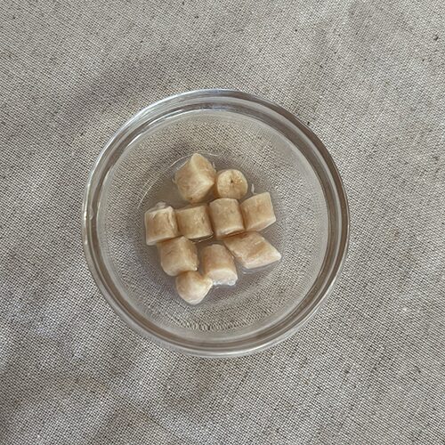 ママクック「フリーズドライササミ　粒タイプ」をふやかした様子