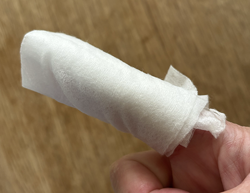 涙やけシートを指に巻いた